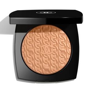 LES SYMBOLES DE CHANEL LE chaine 
Oversize Illuminating Powder in warm gold